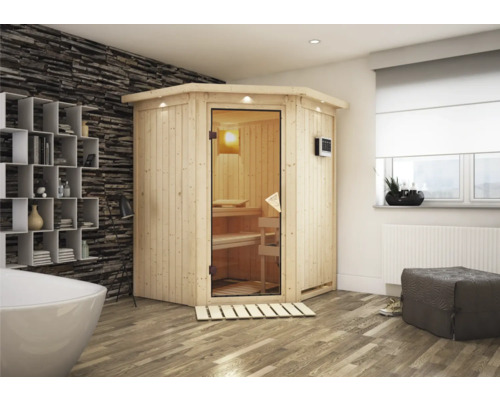 Ecksauna aus Holz mit Glastür in einem Badezimmer mit Badewanne, Regal und Fenster.
