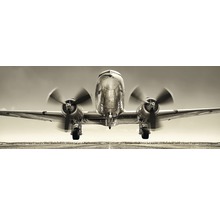 Frontansicht eines Flugzeugs mit drehenden Propellern auf einer Startbahn