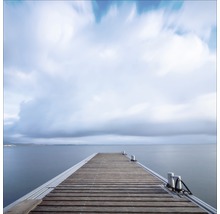 Holzsteg am See unter bewölktem Himmel