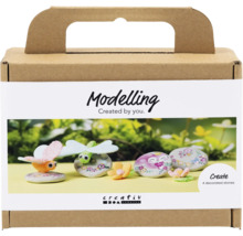 Modellier-Set mit vier bemalten Steinen in einer braunen Verpackung