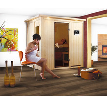 Scène d'intérieur avec femme devant sauna et cheminée
