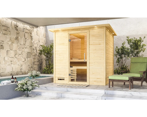 Holzsauna mit Glastür neben Pool und Entspannungsliege