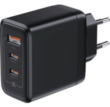 Schwarzes Netzteil mit USB-A- und USB-C-Anschlüssen