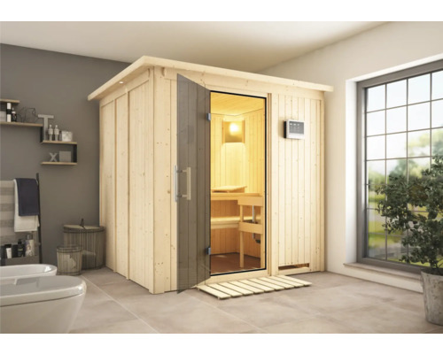 Sauna aus Holz mit Glastür in einem Badezimmer