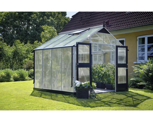 Gewächshaus mit geöffneten Türen im Garten