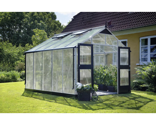 Gewächshaus mit geöffneten Türen im Garten