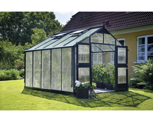 Serre JULIANA Premium 10,9 m² plaques alvéolaires double paroi de 10 mm 296 x 368 cm anthracite/noir Serre avec porte ouverte dans le jardin