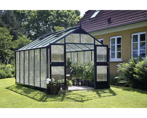 Serre JULIANA Premium 13 m² plaques alvéolaires double paroi de 10 mm 269 x 439 cm anthracite/noir Serre avec portes ouvertes dans le jardin