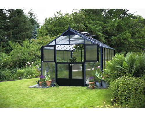 Gewächshaus mit geöffneten Türen und Fenstern im Garten