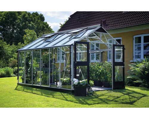 Gewächshaus mit Pflanzen im Garten