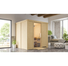 Intérieur d'un sauna en bois avec porte en verre dans une pièce lumineuse