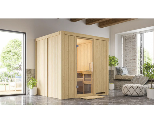 Elementsauna Karibu Maria inkl. 3,6 kW Ofen u.integr.Steuerung ohne Dachkranz mit Ganzglastüre aus Klarglas Innenraumansicht einer Sauna aus Holz mit Glastür in einem hellen Raum