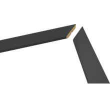 Deux tasseaux de cadre noirs coupés en onglet