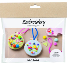 Verpackung eines Sticksets mit zwei Ornamenten und Stickereien