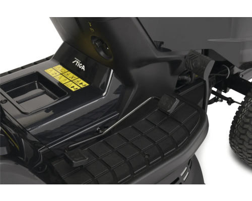 Gros plan d'un tracteur de pelouse avec le logo STIGA et des avertissements.