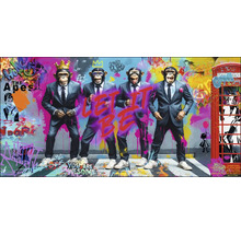 Peinture murale décorative avec quatre singes en costume devant un fond coloré avec des graffitis et une cabine téléphonique