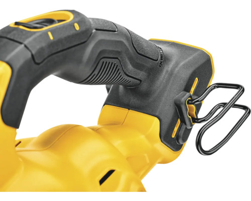 Gros plan d'une scie sauteuse jaune avec poignée noire