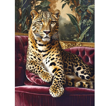 Gemälde eines Leoparden auf einem Sofa vor einer Wand mit Dschungelmotiv