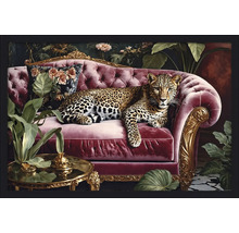 Dekoratives gerahmtes Bild mit Leopard auf Sofa