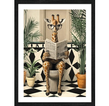 Image encadrée d'une girafe portant des lunettes, assise sur des toilettes et lisant un journal, entourée de plantes dans une salle de bains avec un carrelage en damier.