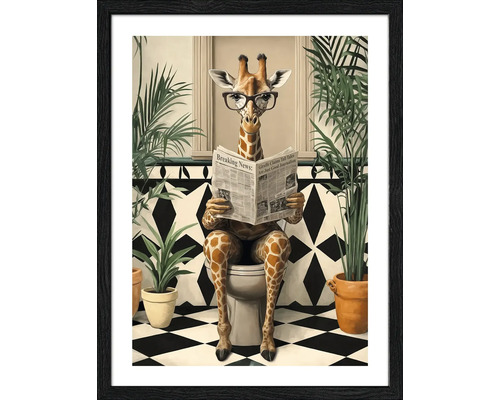 Gerahmtes Bild Lustige Giraffe 33x43 cm Gerahmtes Bild einer Giraffe mit Brille, die auf einer Toilette sitzt und eine Zeitung liest, umgeben von Pflanzen in einem Badezimmer mit Schachbrettfliesen.