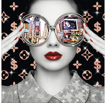 Frau mit runden Brillengläsern, die das Bild einer belebten Stadt widerspiegeln