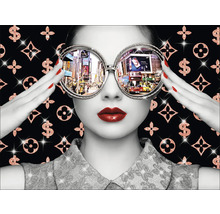 Dekoratives Bild einer Frau mit Brille, die eine belebte Stadt widerspiegelt