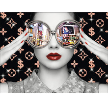 Dekoratives Wandbild mit einer Frau mit Brille, die eine Stadtansicht reflektiert