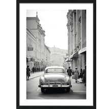 Schwarzweißfotografie mit Oldtimer in einer Stadtstraße, gerahmt
