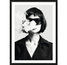 Portrait en noir et blanc d'une femme avec des lunettes de soleil et de la fumée sur le visage, encadré
