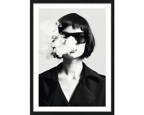 Portrait en noir et blanc d'une femme avec des lunettes de soleil et de la fumée sur le visage, encadré