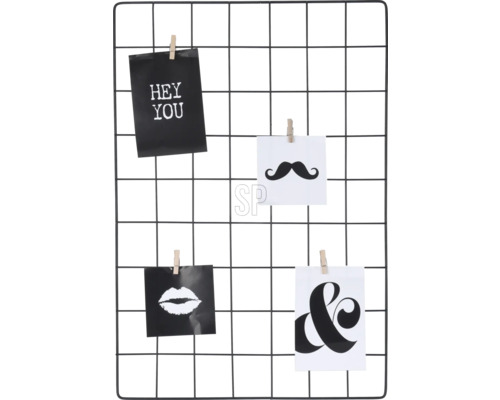 Memoboard aus Metallgitter mit Fotos und Notizen