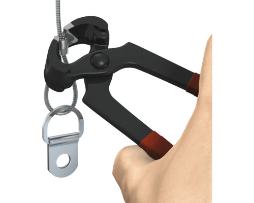 Main tenant un serre-câble pour fixer une attache de cadre