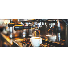 Kaffee fliesst aus einer Espressomaschine in eine Tasse.