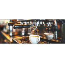 Espressomaschine bereitet Kaffee in einer Tasse zu