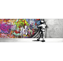 Mur décoratif avec graffitis et un garçon ouvrant un rideau