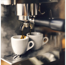 Espressomaschine bereitet zwei Tassen Espresso zu