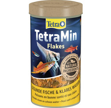 Logo Tetra sur une boîte d'aliments en flocons TetraMin avec ingrédients naturels, sans conservateurs, pour des poissons en bonne santé et eau claire.