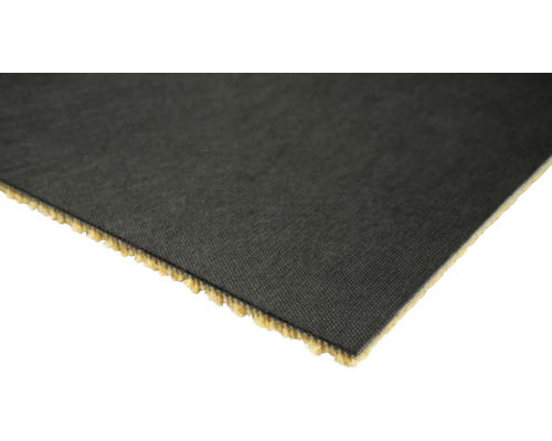 Nahaufnahme eines Teppichstücks mit Textiloberfläche und Unterseite aus Schaumstoff