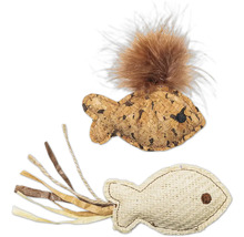 Deux jouets pour chats en forme de poisson, un en liège avec des plumes, l'autre en tissu tressé avec des rubans