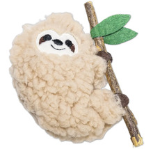 Paresseux en peluche accroché à une branche