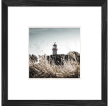Gerahmtes Bild eines Leuchtturms hinter Gras