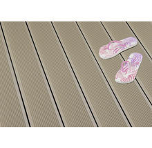 Lames de terrasse en composite de bois avec paire de tongs