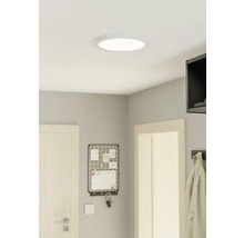 Plafonnier dans un couloir lumineux