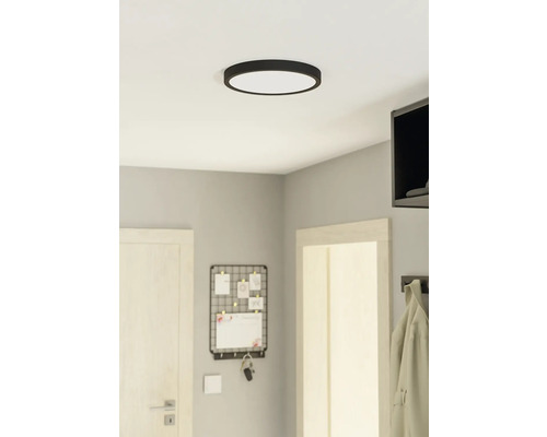 Deckenleuchte in einem Flur mit Garderobe und Memoboard.