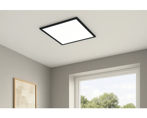 Quadratische Deckenleuchte mit schwarzem Rahmen in einem Raum