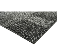 Nahaufnahme eines grauen Teppichs.