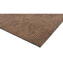 Brauner Teppich mit gerippter Struktur.