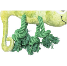 Detailansicht eines grünen Plüsch-Chamäleons mit Seil-Spielzeug