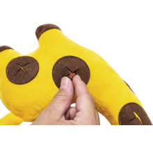 Stofftier mit Klettverschluss zum Befestigen.